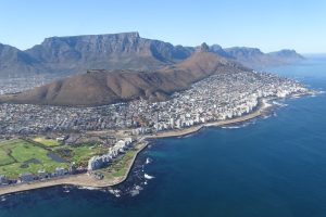 De kustlijn van Kaapstad vanuit de helikopter gefotografeerd